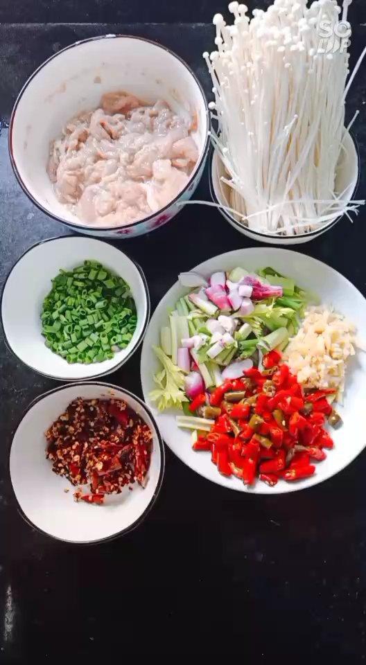 厨师长教你：“水煮肉片”的正宗做法，这味道真的很四川