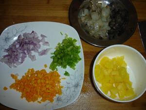 菠萝海鲜焗饭的做法 步骤2