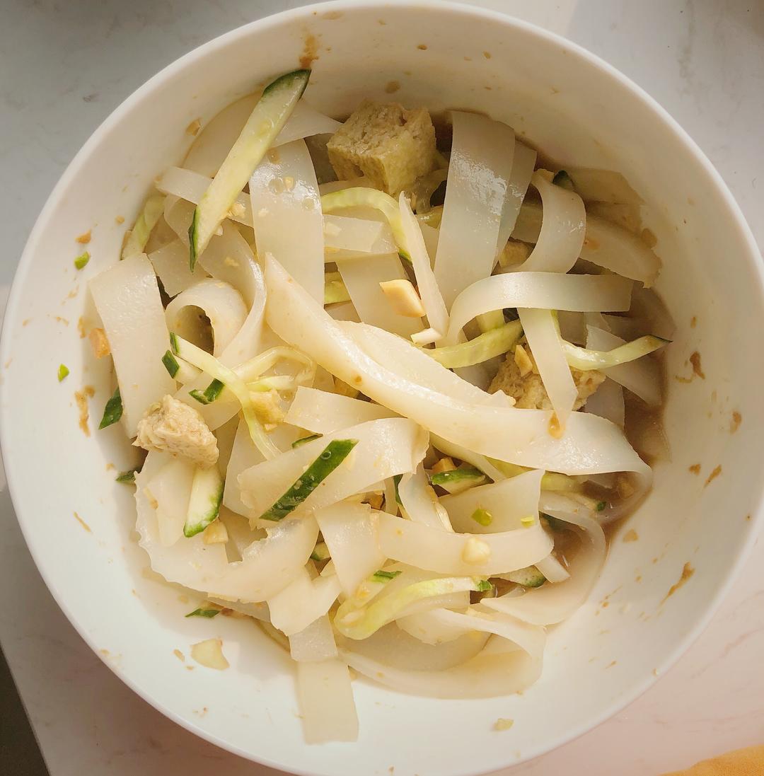 天气即将转热，吃一碗凉凉的【凉面皮➕面筋】，让这个年过的不再上火〈超级详细〉的做法