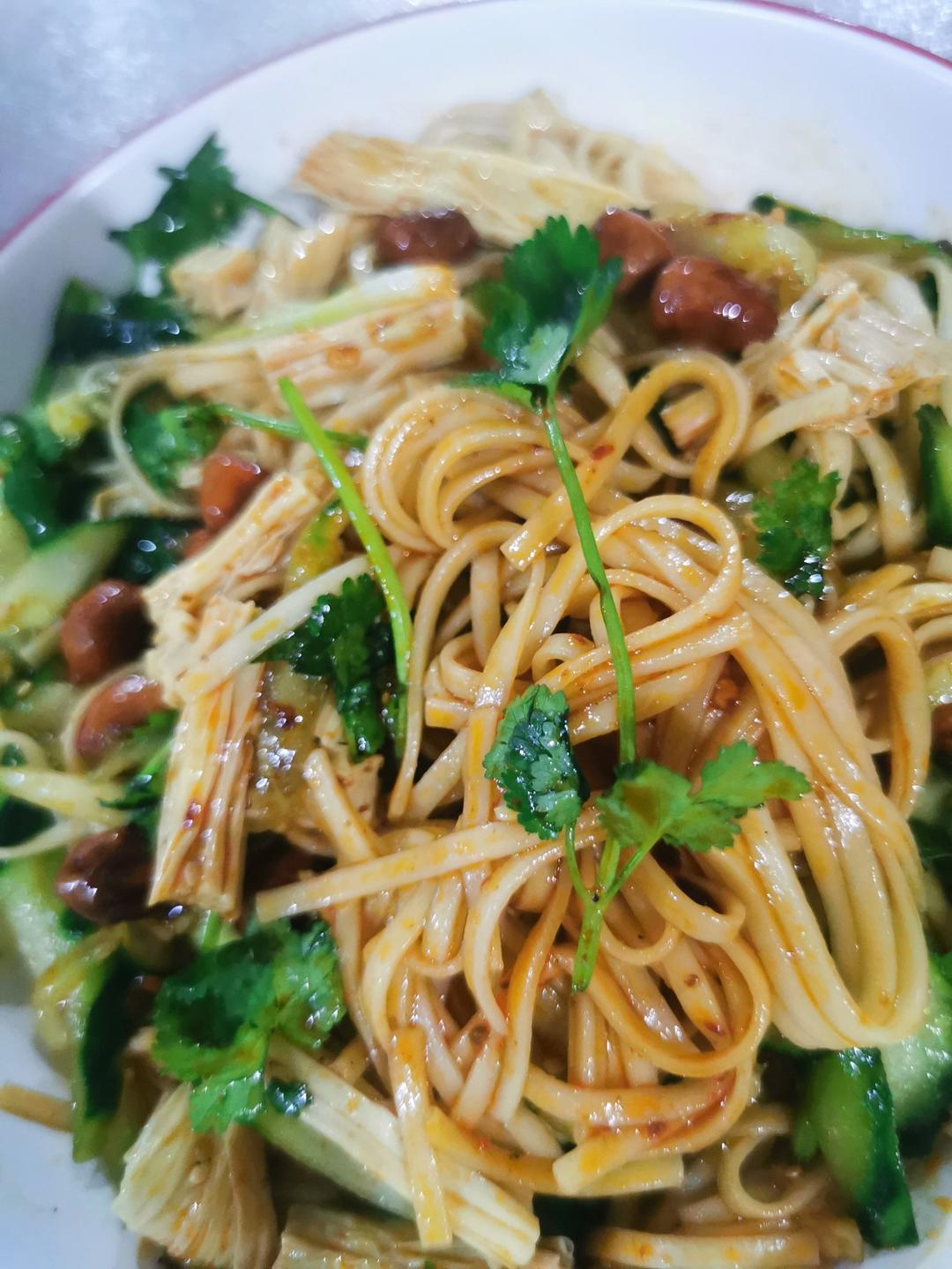 十分钟做好一盘开胃凉拌面～太好吃啦