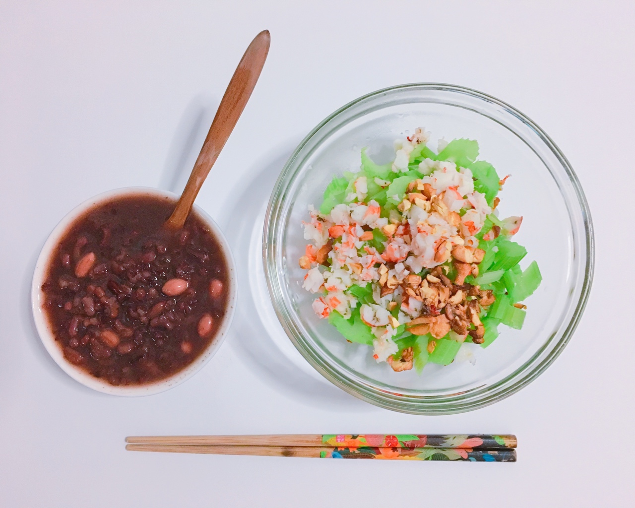 花生紫米赤豆粥+虾仁腰果拌芹菜350k的做法