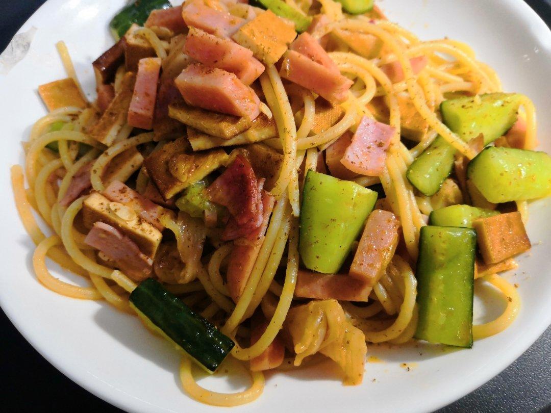 黄瓜火腿香干泡菜意面