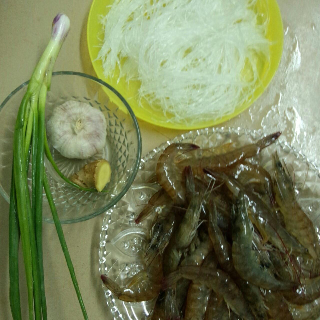 蒜蓉粉丝烤基围虾的做法 步骤1