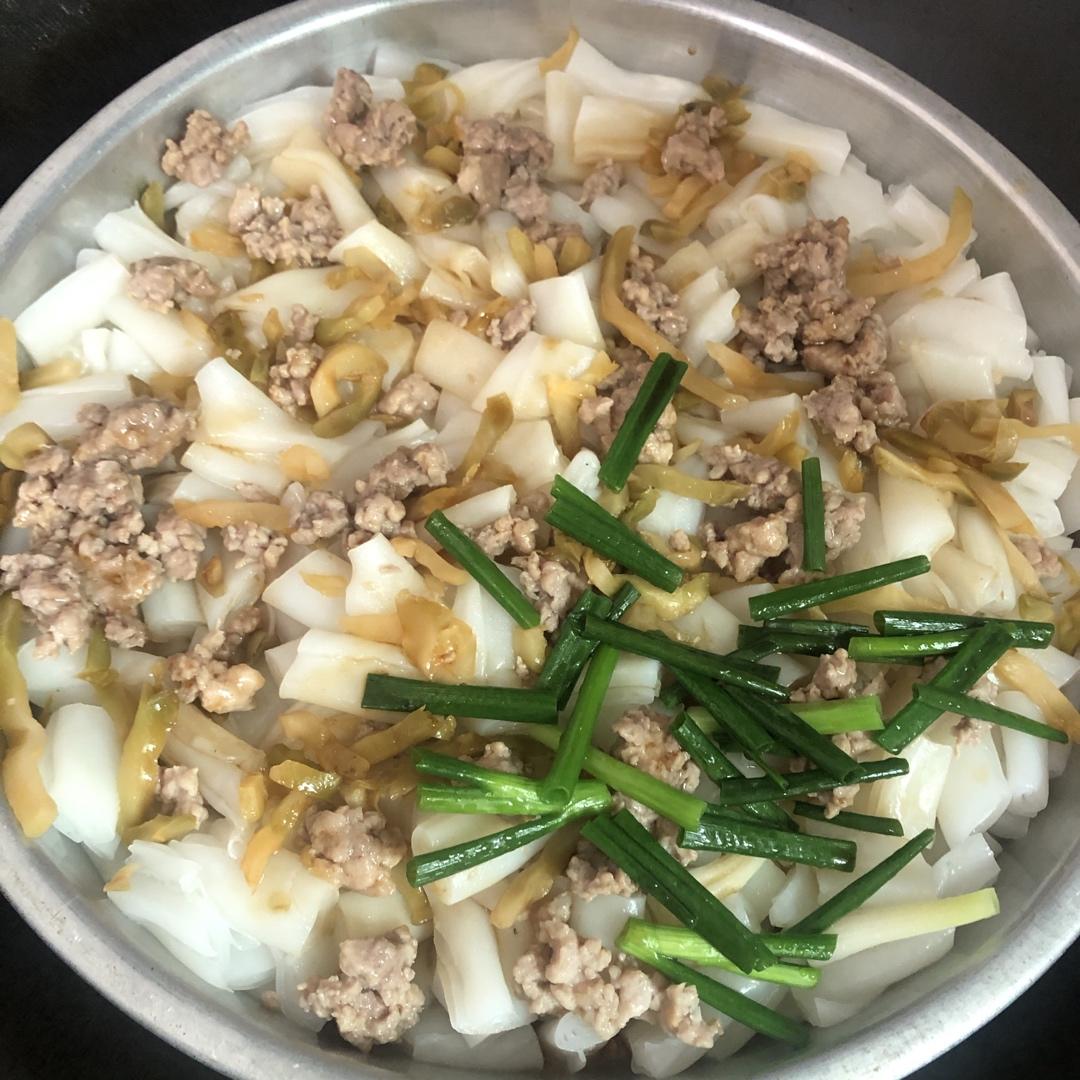 简单快手粤式榨菜肉丝蒸猪肠粉