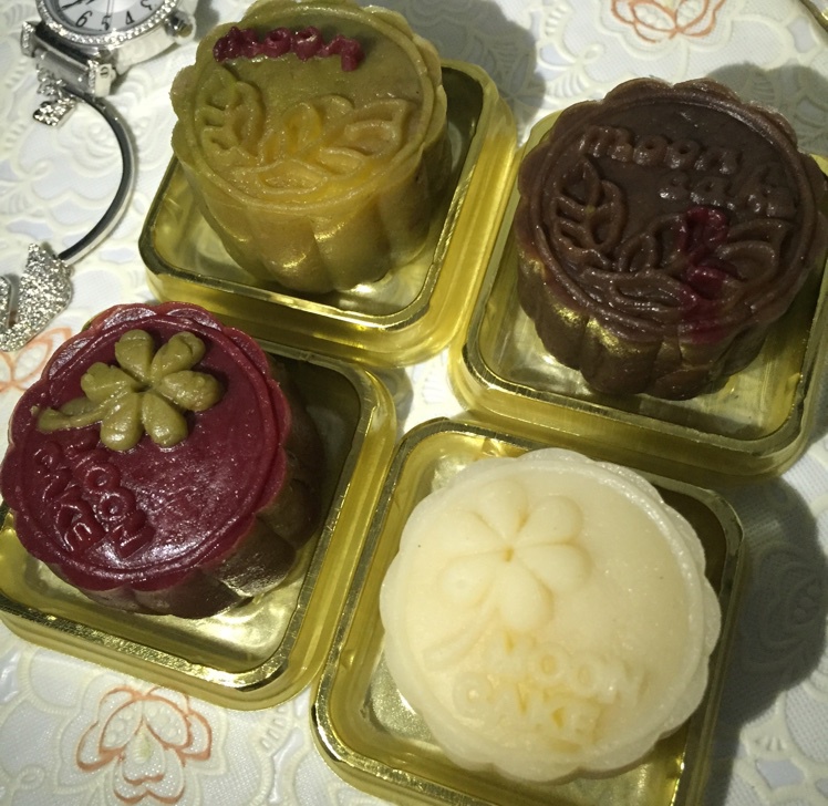 绝世好方！不开裂不粘手港式冰皮月饼（附奶黄馅做法）