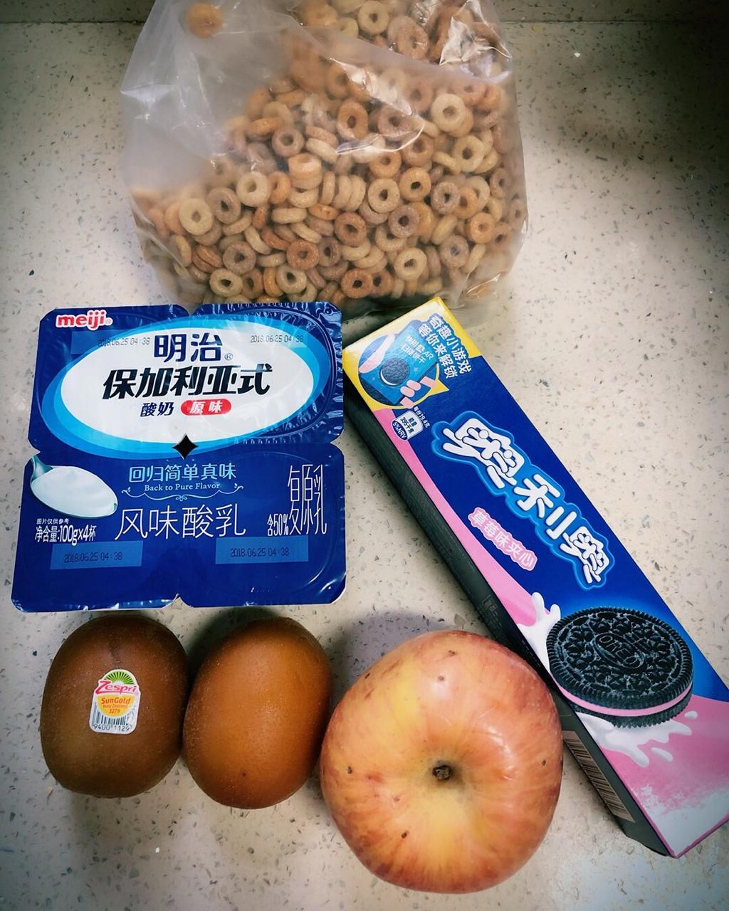 奥利奥酸奶水果杯