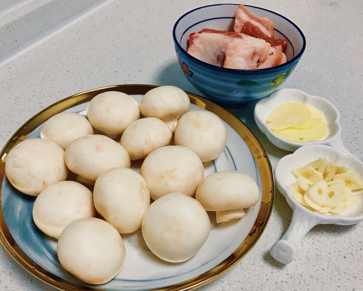 家的味道—口蘑炒五花肉的做法 步骤1