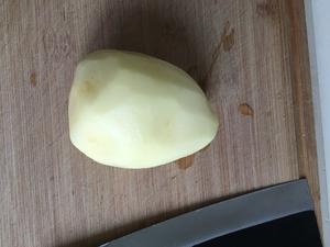 平底锅～椒盐土豆片的做法 步骤1
