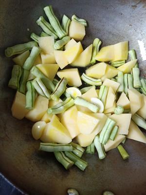 豆角炖土豆的做法 步骤2