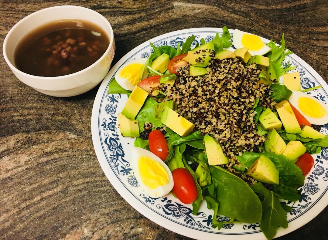 金枪鱼藜麦沙拉