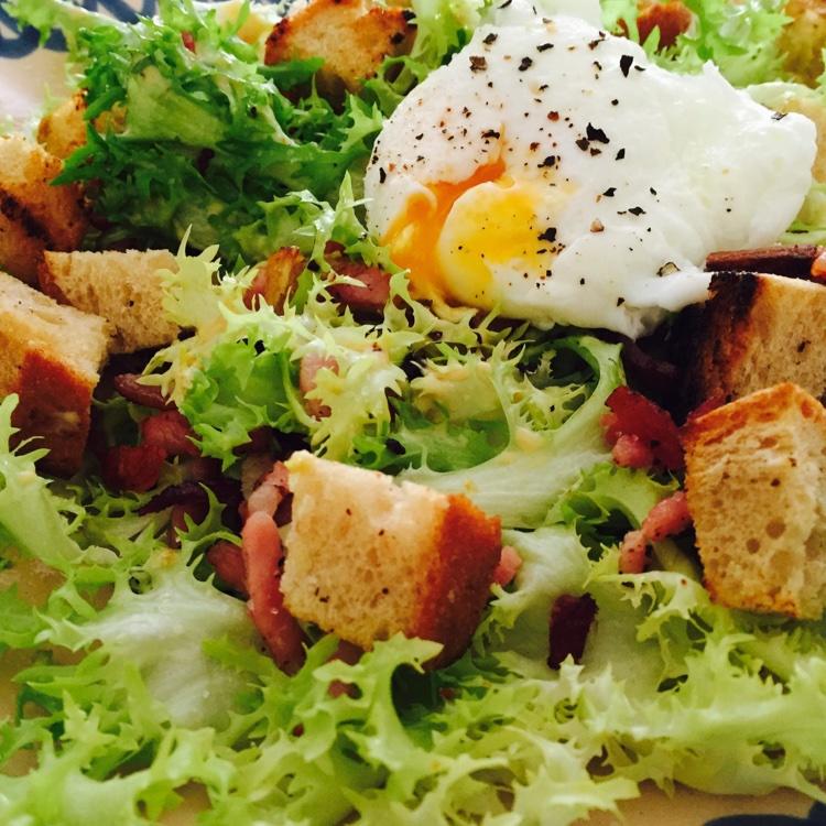里昂传统沙拉（salade lyonnaise)