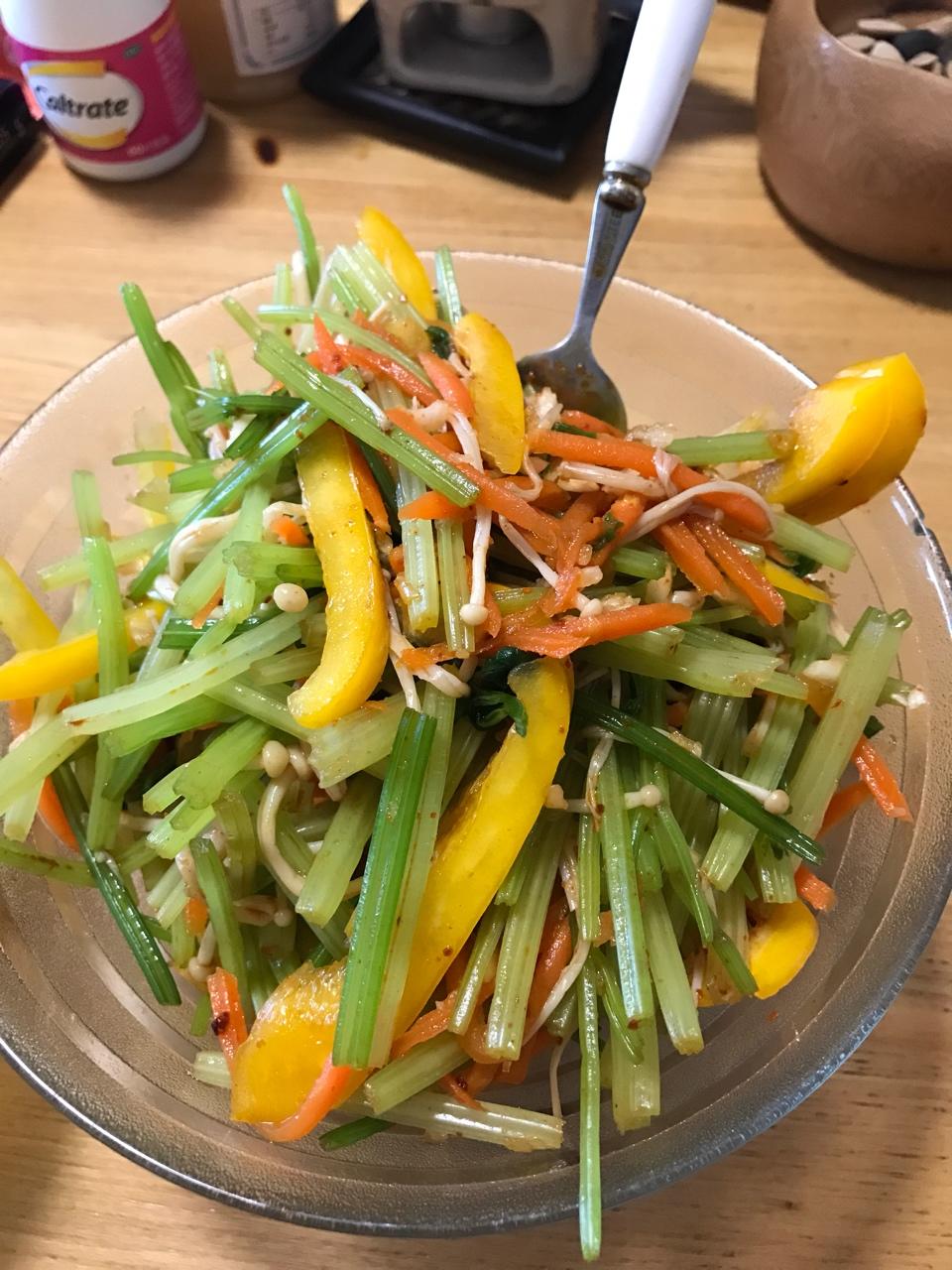 凉拌芹菜金针菇