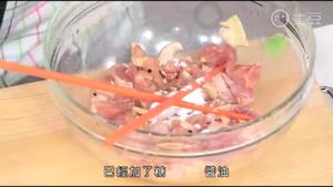 肥妈食平3D-青红苹果烟肉炒鸡柳的做法 步骤3