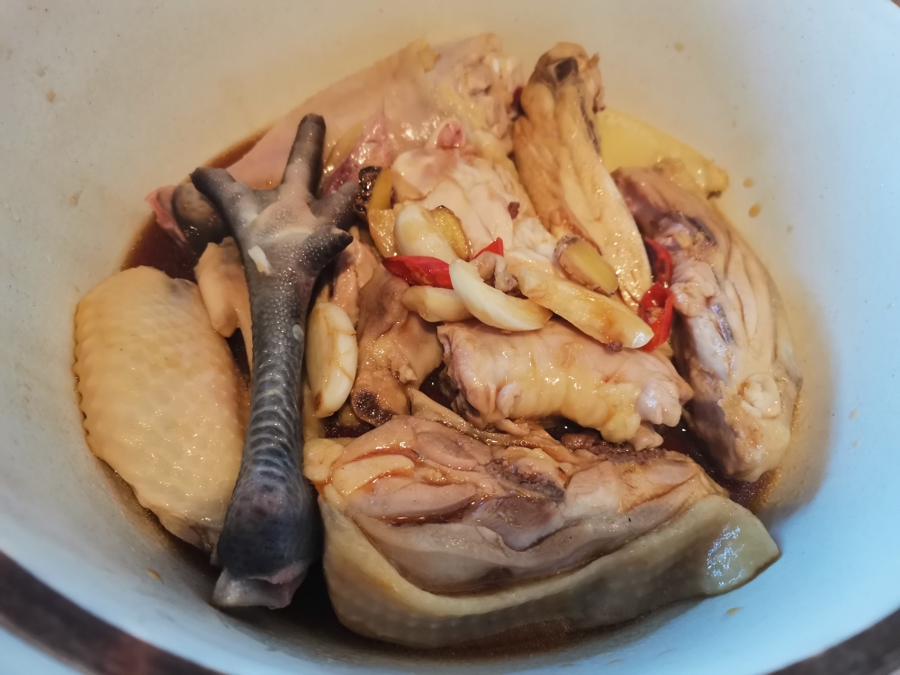 快手美味：砂锅干焖鸡的做法 步骤1