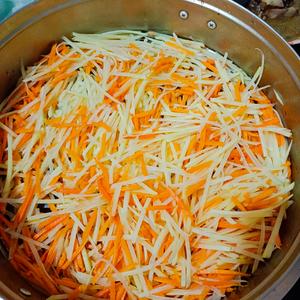家常蒸菜~土豆胡萝卜的做法 步骤2