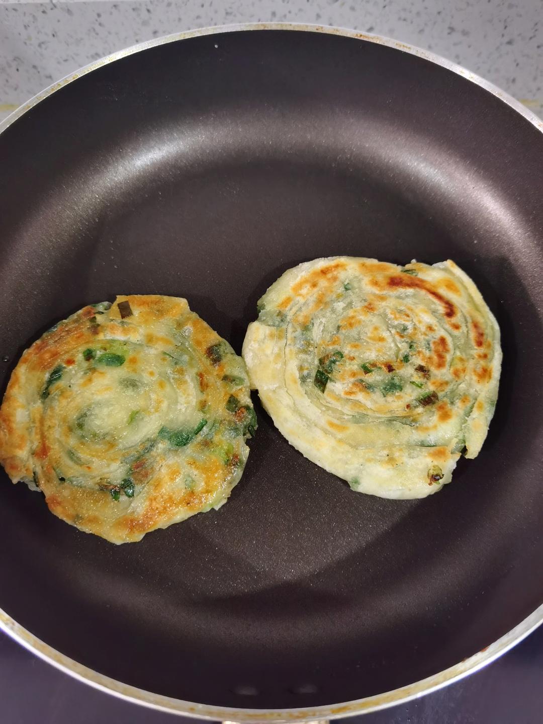 剩下的馄饨皮不要扔掉哦，可以做简易葱油饼，简单又好吃