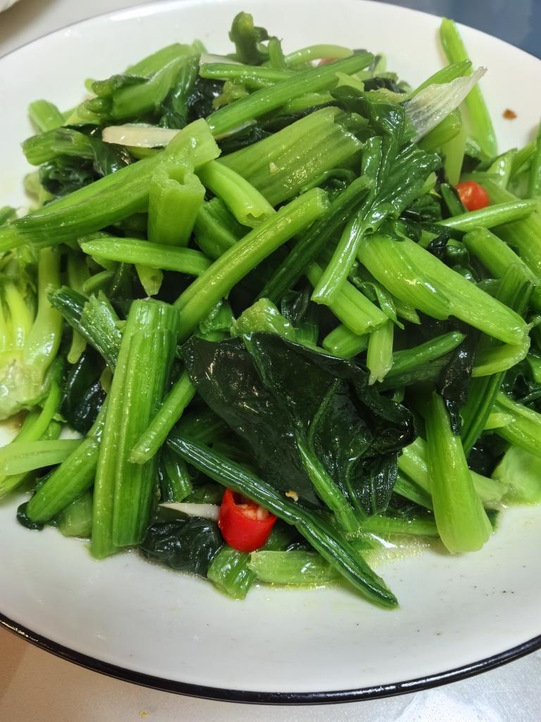 清炒菠菜梗