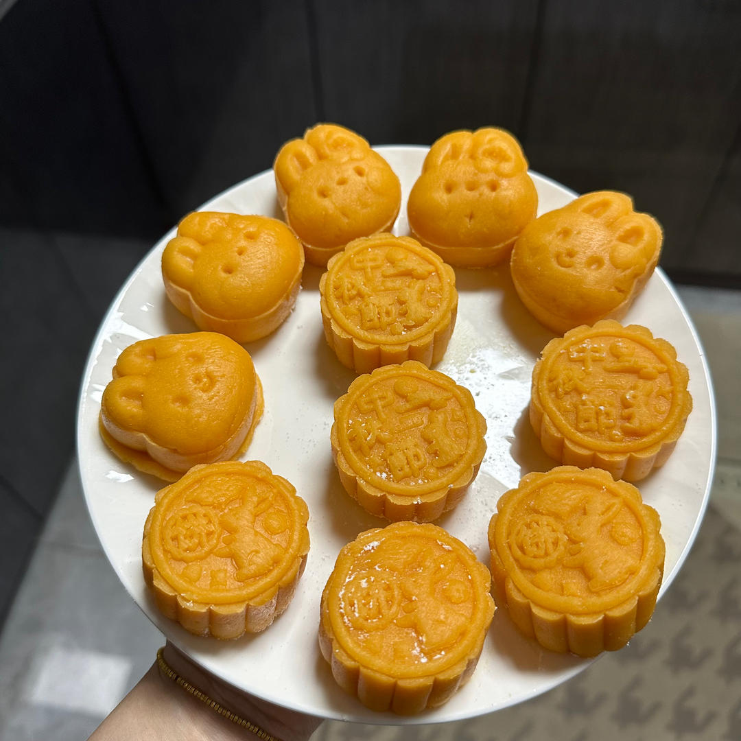 💃奶黄流心月饼——这是可以让你坐稳朋友圈厨霸位置的月饼🥮，没人点赞算我输👎