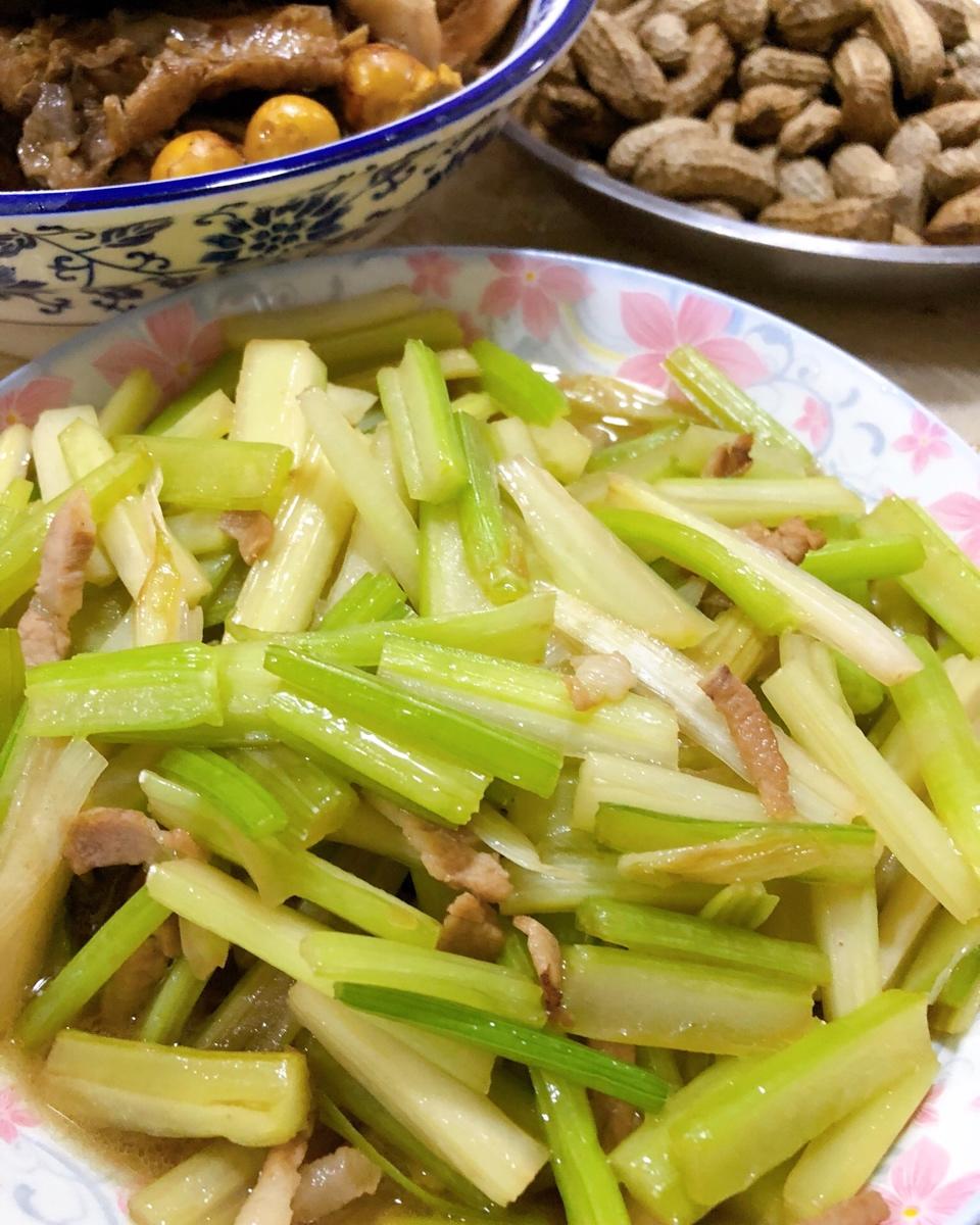 香芹炒肉～香辣版下饭菜(*^_^*)