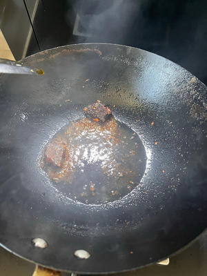 水煮牛蛙加金针菇丝瓜的做法 步骤2