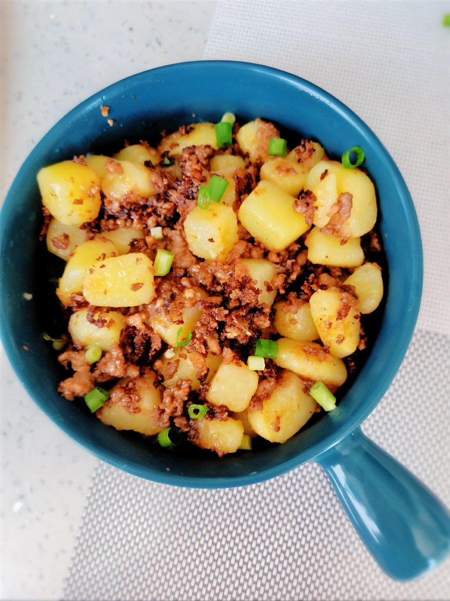 秒杀路边摊的孜然火腿土豆丁，闻着馋吃着香，米饭都要遭殃