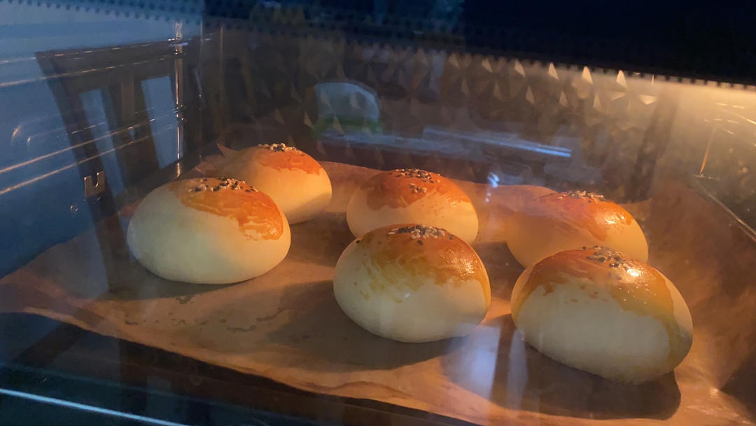 超软的奶香红豆沙面包
