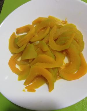 充满东南亚风味的南瓜🎃白洋葱白玉菇虾仁浓汤的做法 步骤3