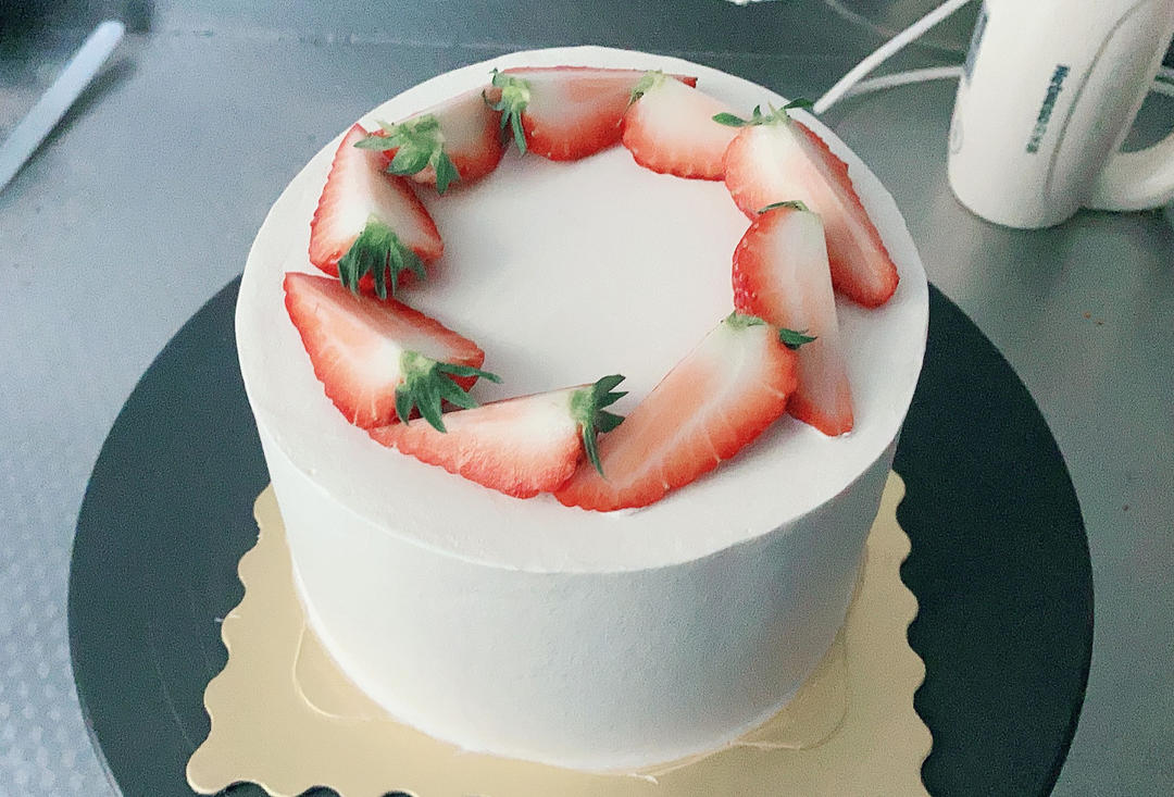 外表小清新，内心超浓郁的巧克力草莓蛋糕（不需要抹面）