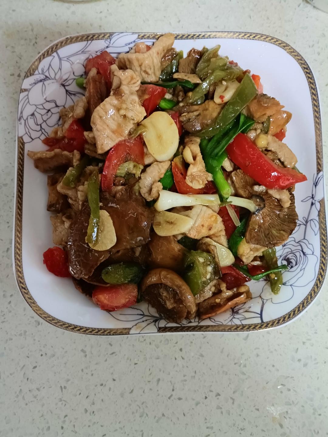 一年一季的紫花菌炒肉片