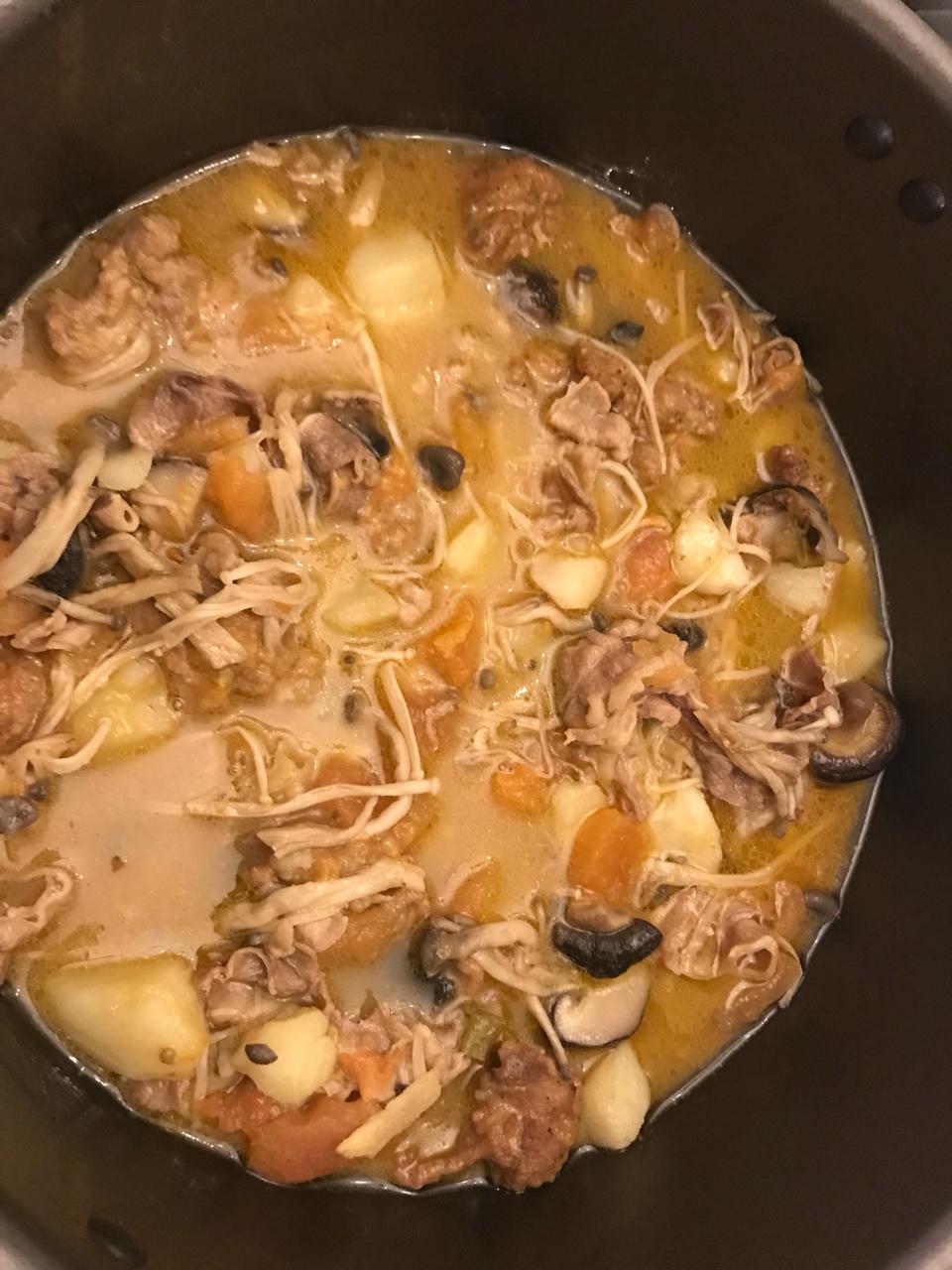 金针菇肥牛番茄锅