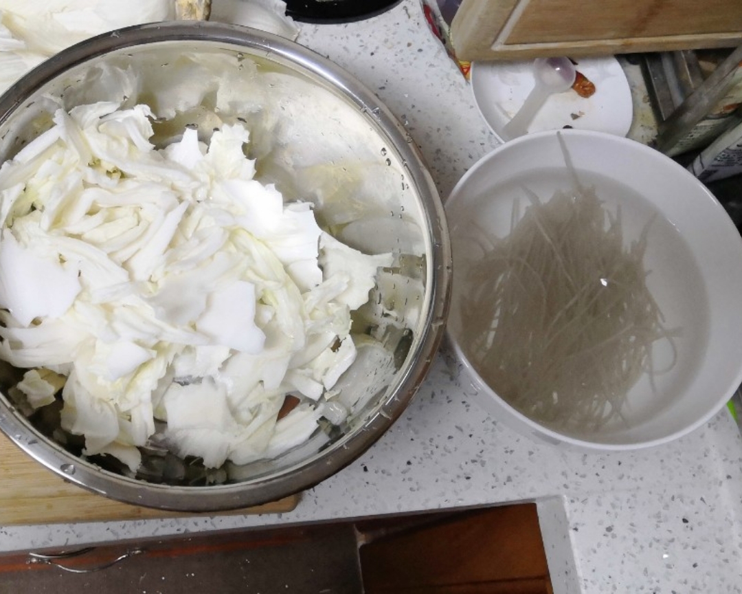 大白菜五花肉豆腐炖粉条的做法 步骤1