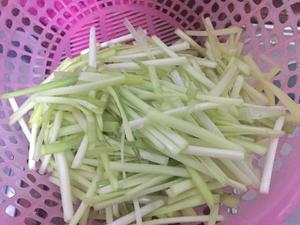 韭菜黄炒猪肉的做法 步骤2