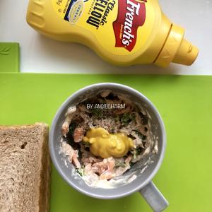 金枪鱼沙拉鸡蛋三明治的做法 步骤5
