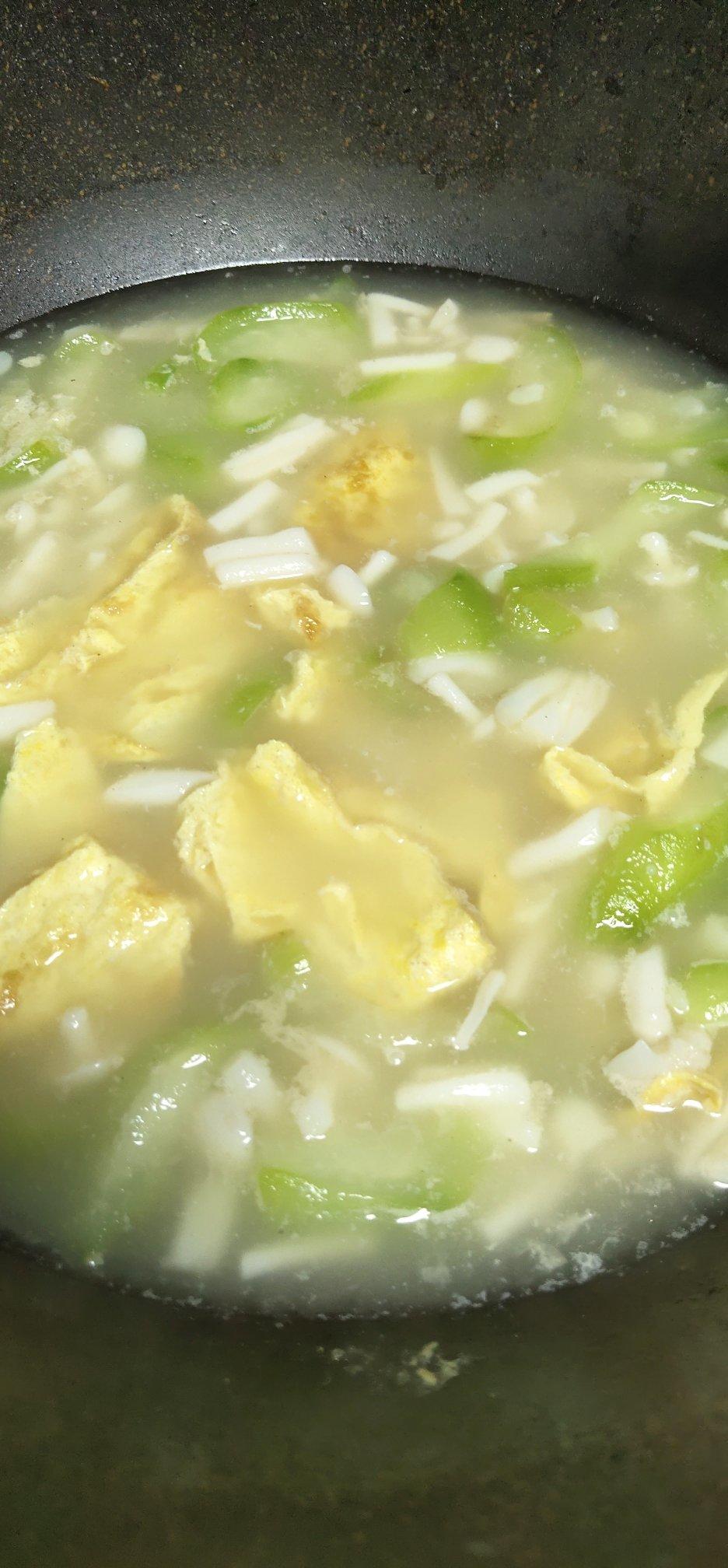 快手汤｜丝瓜鸡蛋菌菇汤