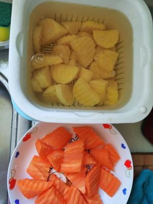 下饭菜胡萝卜土豆焖鸡翅的做法 步骤3