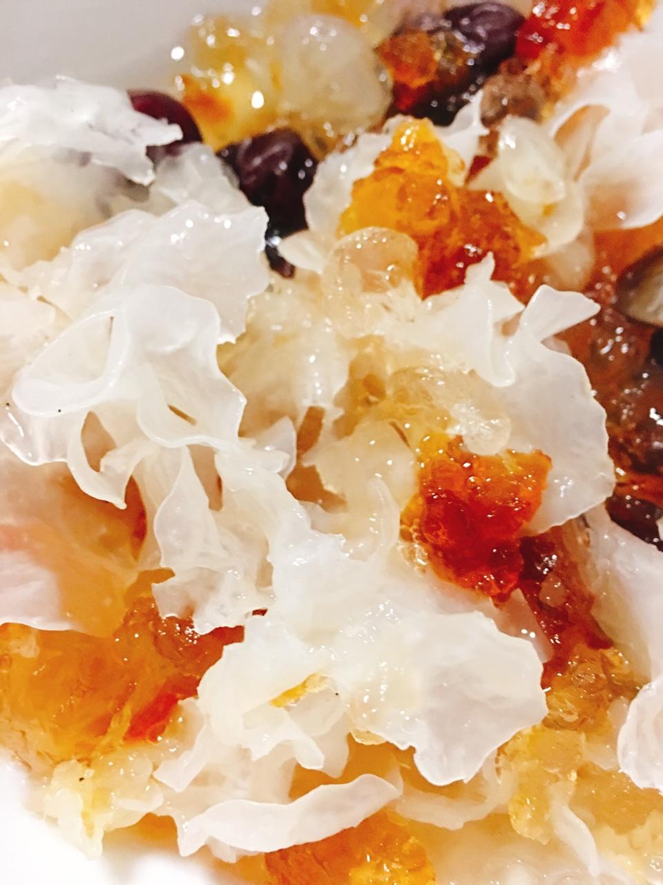 美容润肤 益气补血《桃胶皂角米百合银耳红枣羹》