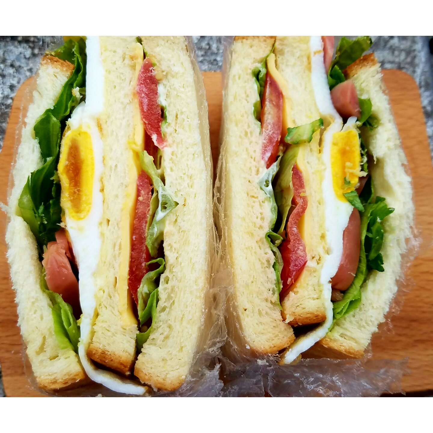 牛油果鸡蛋午餐肉三明治