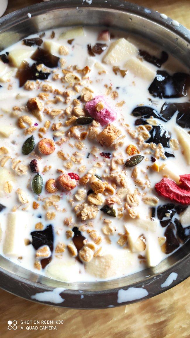 就像有句话所说：成年人的世界里，从来就没有“容易”二字。很多时候，你只能单枪匹马，直面生活的兵荒马乱。