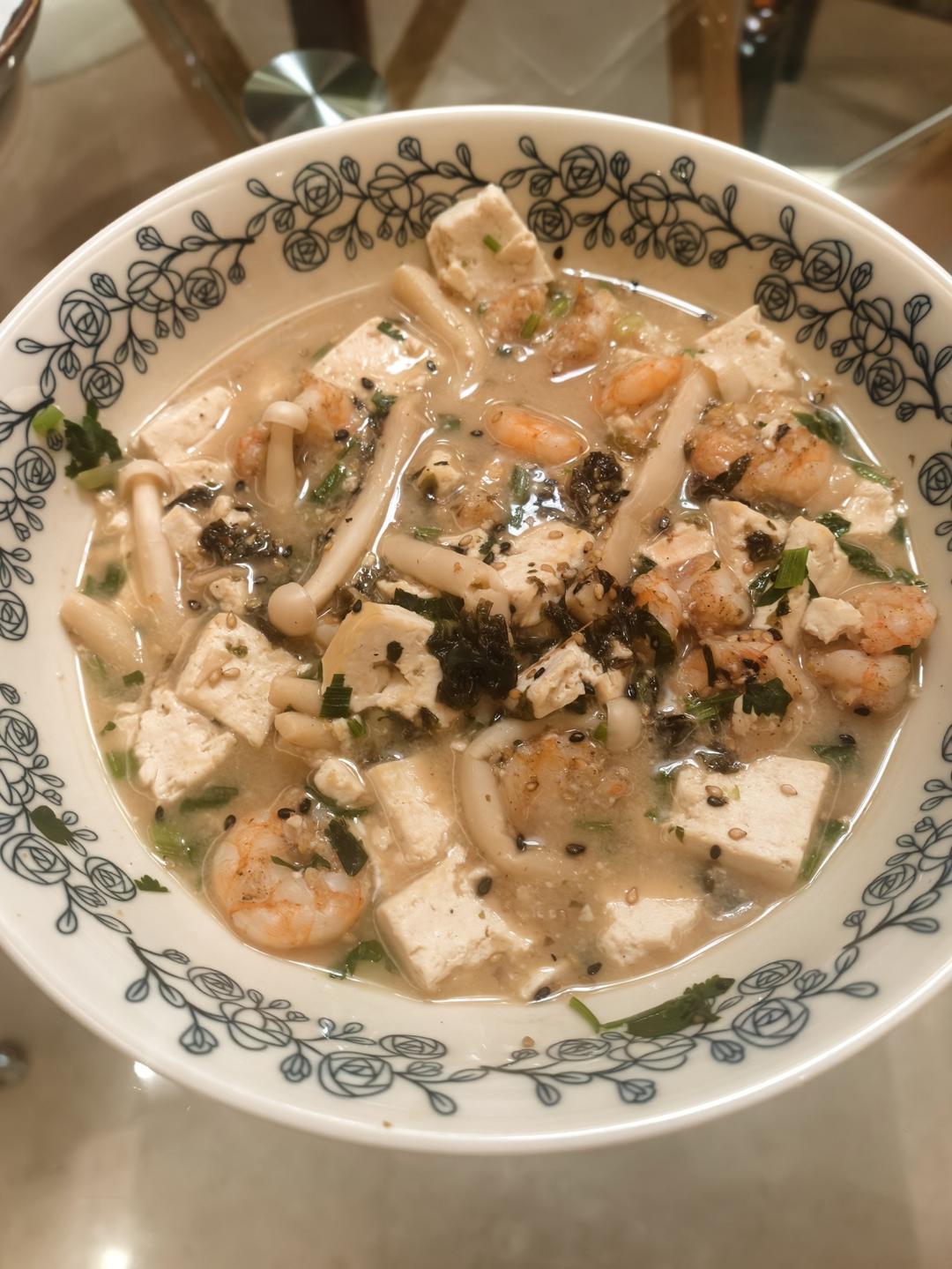 鲜虾菌菇豆腐汤