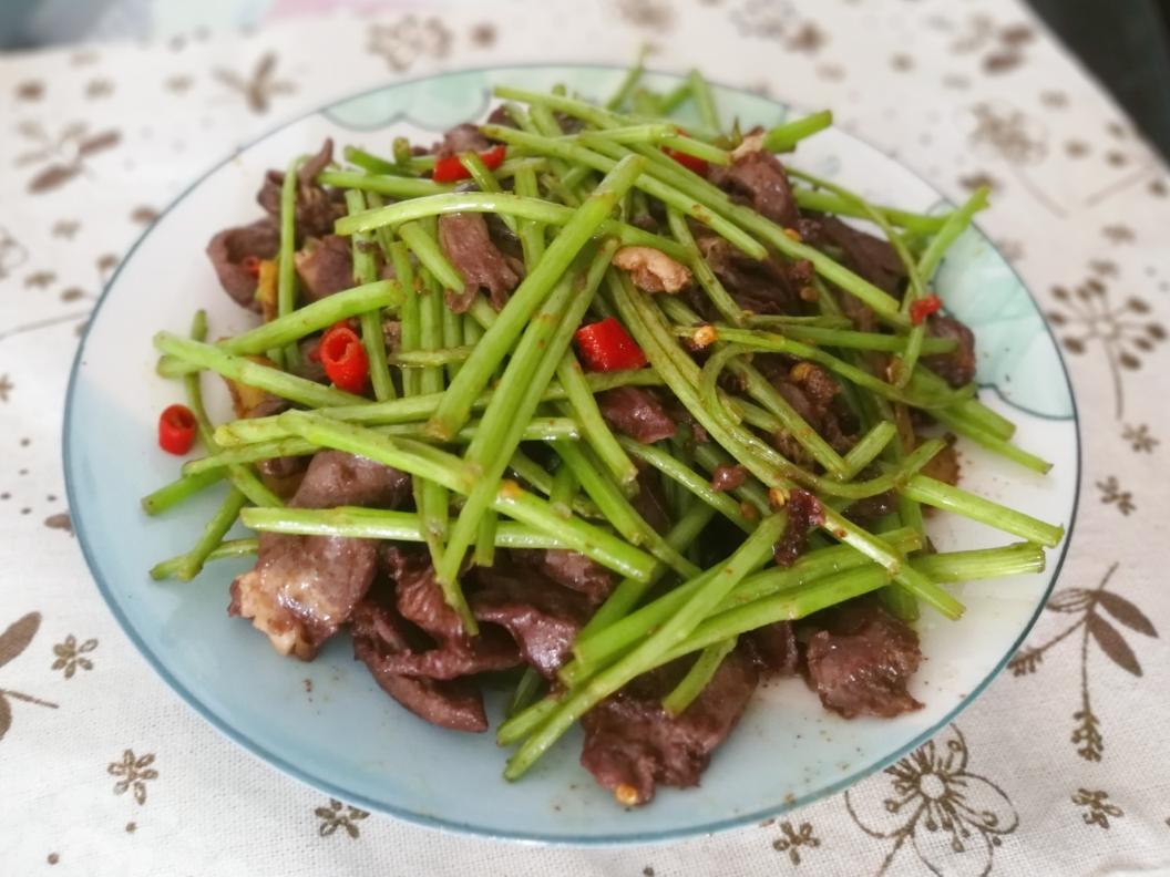 春日野菜限定：藜蒿（芦蒿）爆炒鸭心的做法