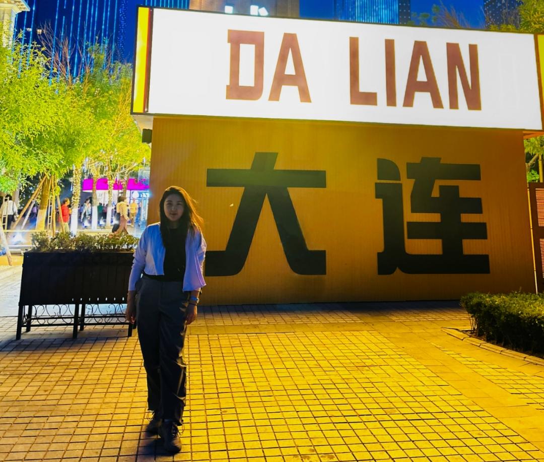 小艾两酒窝