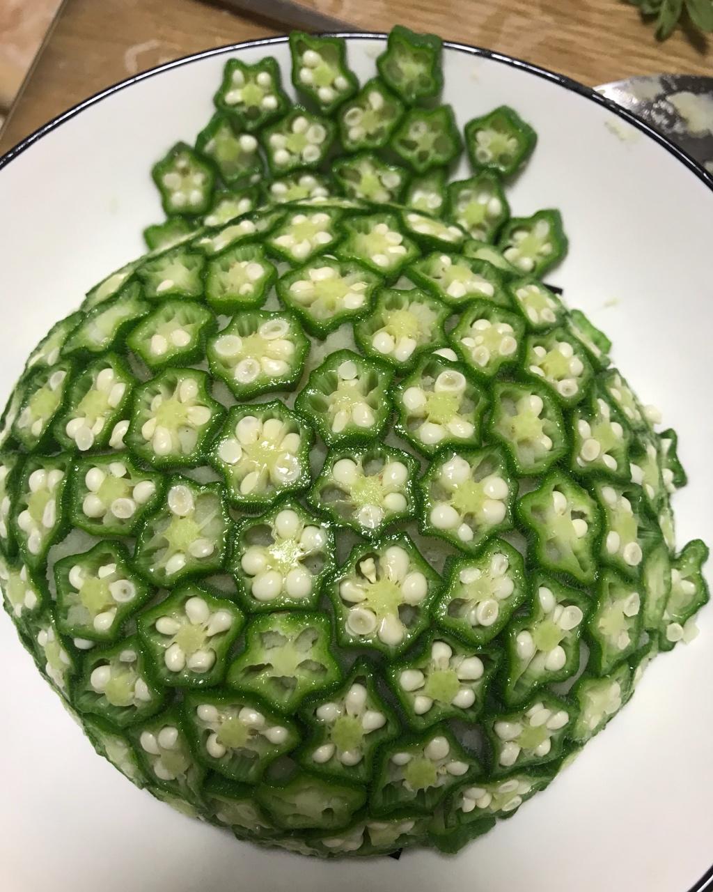 这绝对是秋葵颜值最高的做法，好看又好吃，端上桌最先光盘