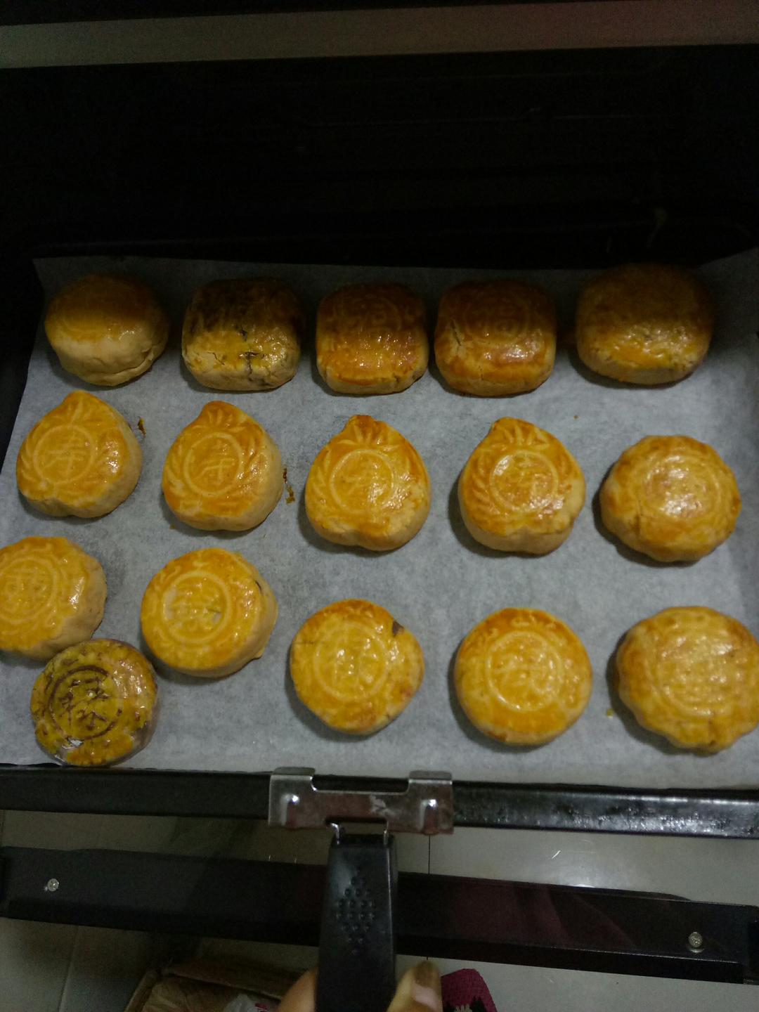 广式月饼－－蛋黄豆沙月饼