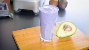 健康必饮—牛油果蓝莓奶昔的做法 步骤7