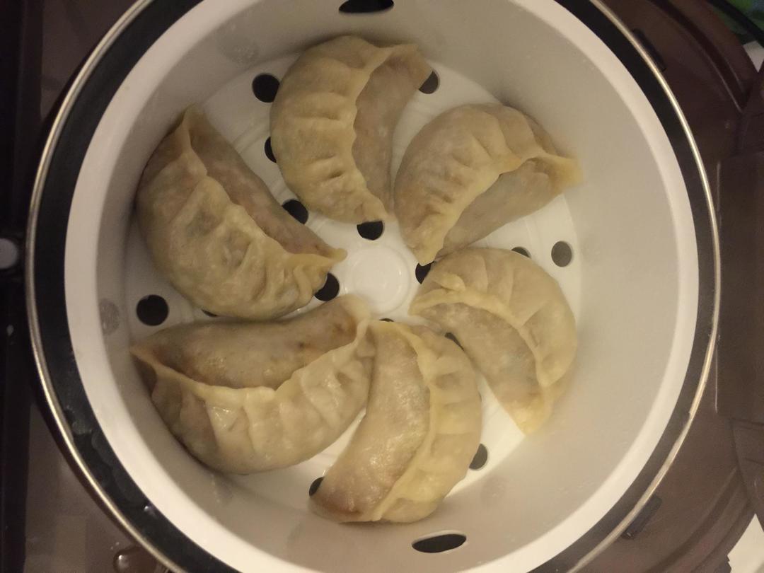 香菇牛肉芹菜粉丝木耳烫面蒸饺（电饭煲版）的做法