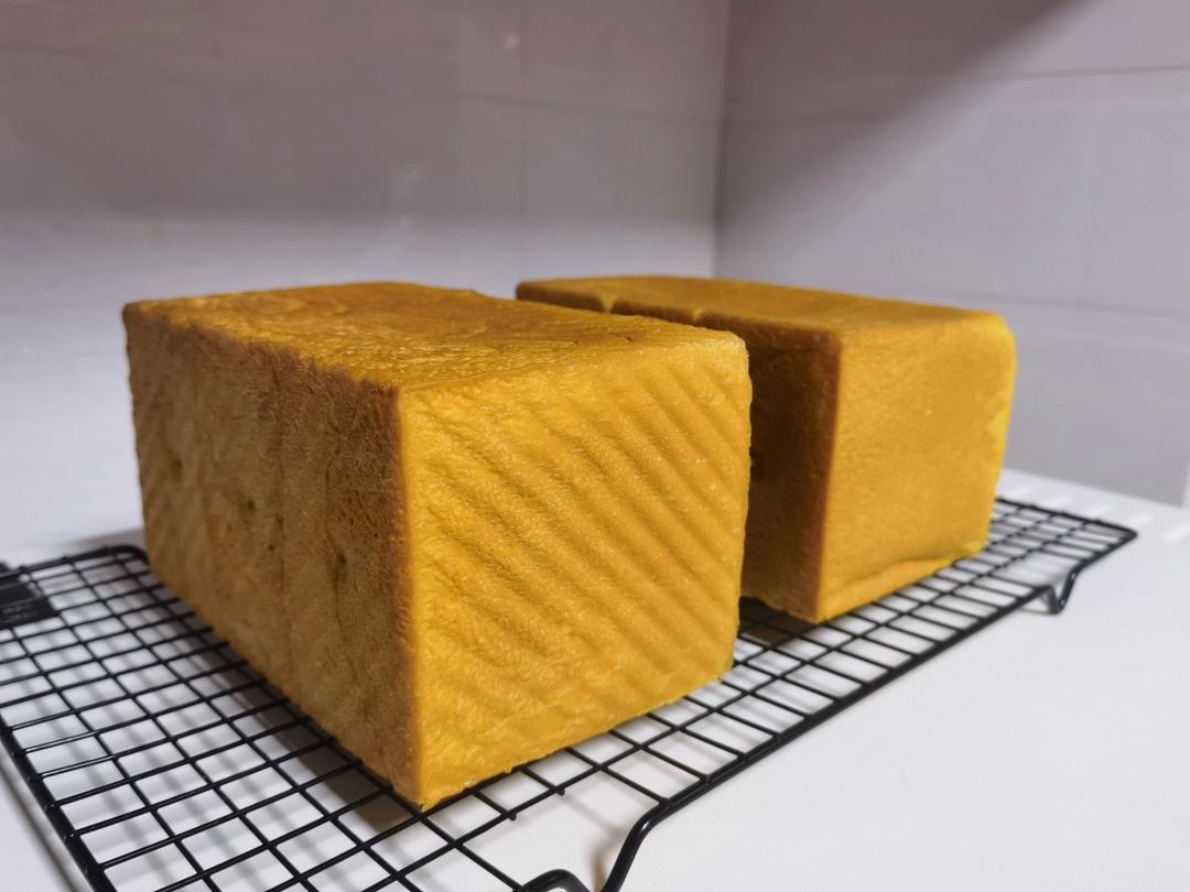 金灿灿的南瓜吐司，松软得没话说！