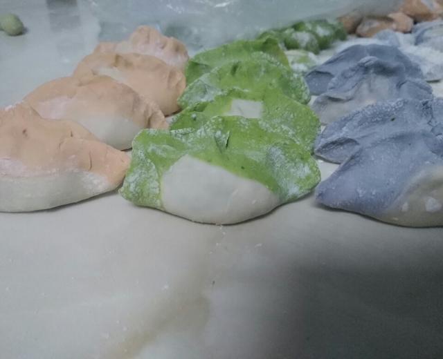 彩色饺子(鲜掉眉毛的三鲜馅,冬日经典白菜猪肉馅,韭菜虾人馅)的做法