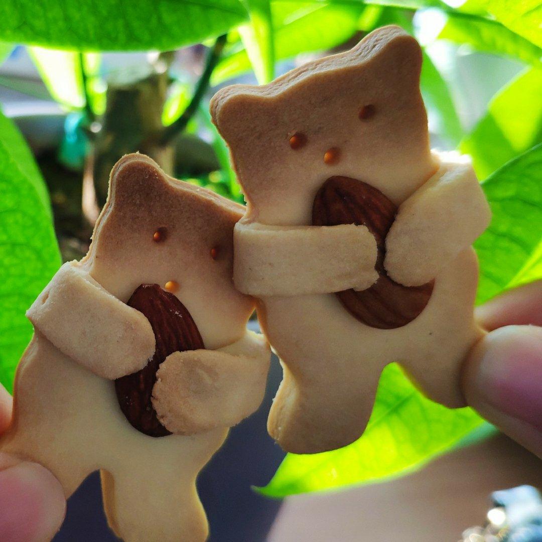 小熊抱杏仁饼干