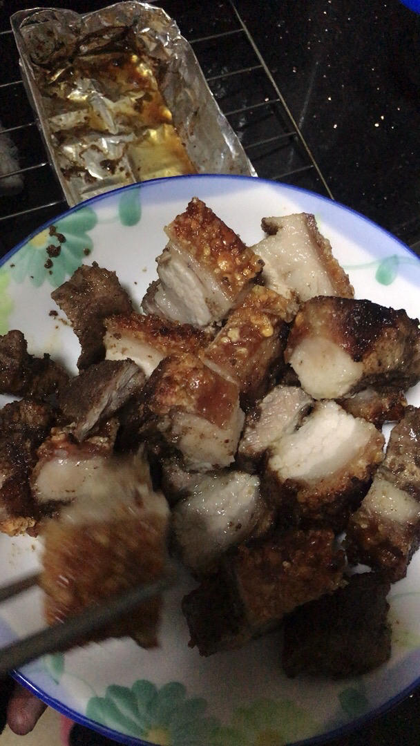 脆皮烧肉，皮酥脆、肉甘香，生烧做法