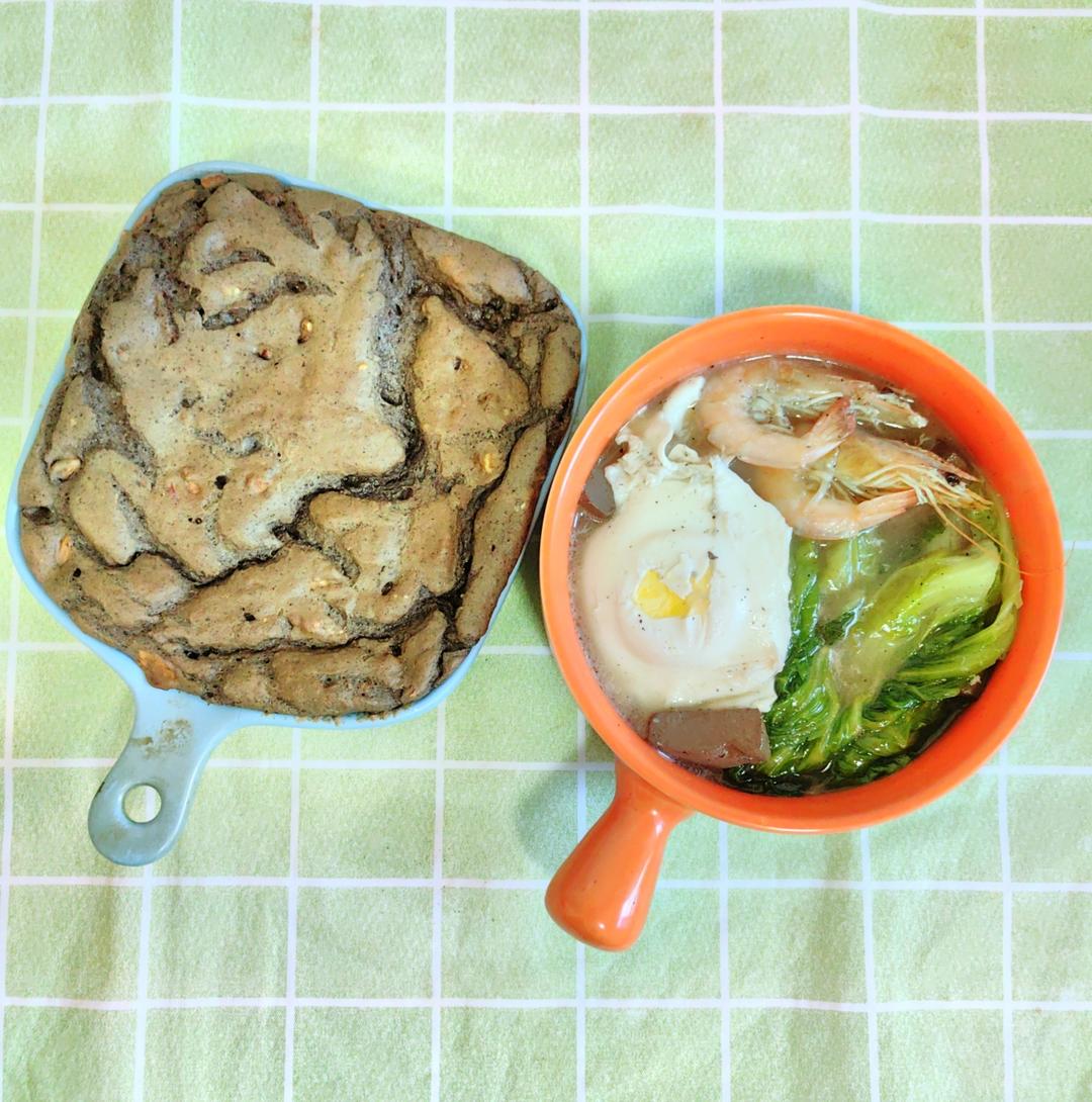 今日早餐：无糖无油无面粉的：豆浆粉红枣核桃蛋糕，生菜虾仁鸭血鸡蛋汤。